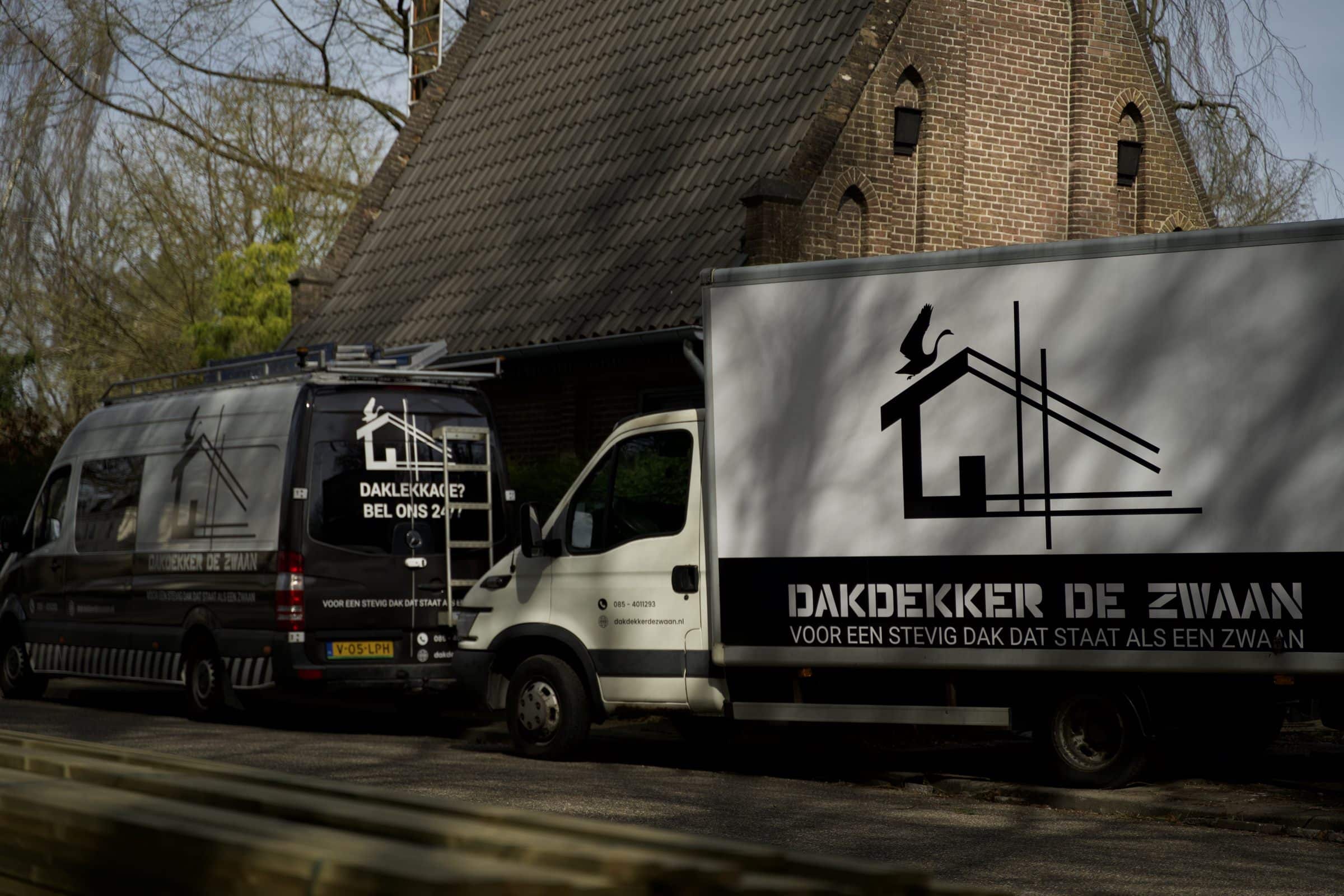 Bedrijfswagens van Dakdekker de Zwaan bij een klus in de regio Utrecht
