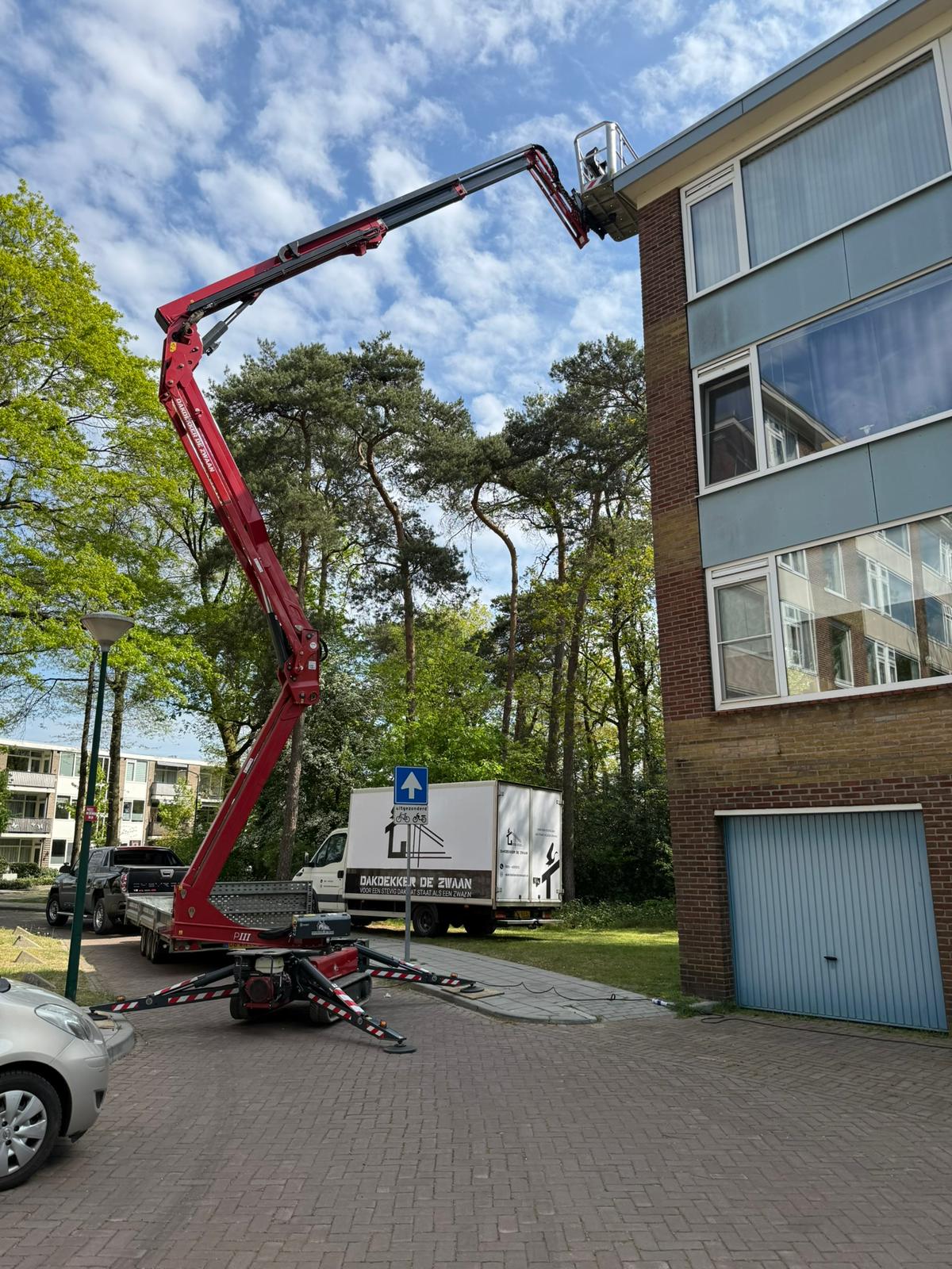 Bitumen dakrenovatie VvE flatgebouw met hoogwerker in Soesterberg