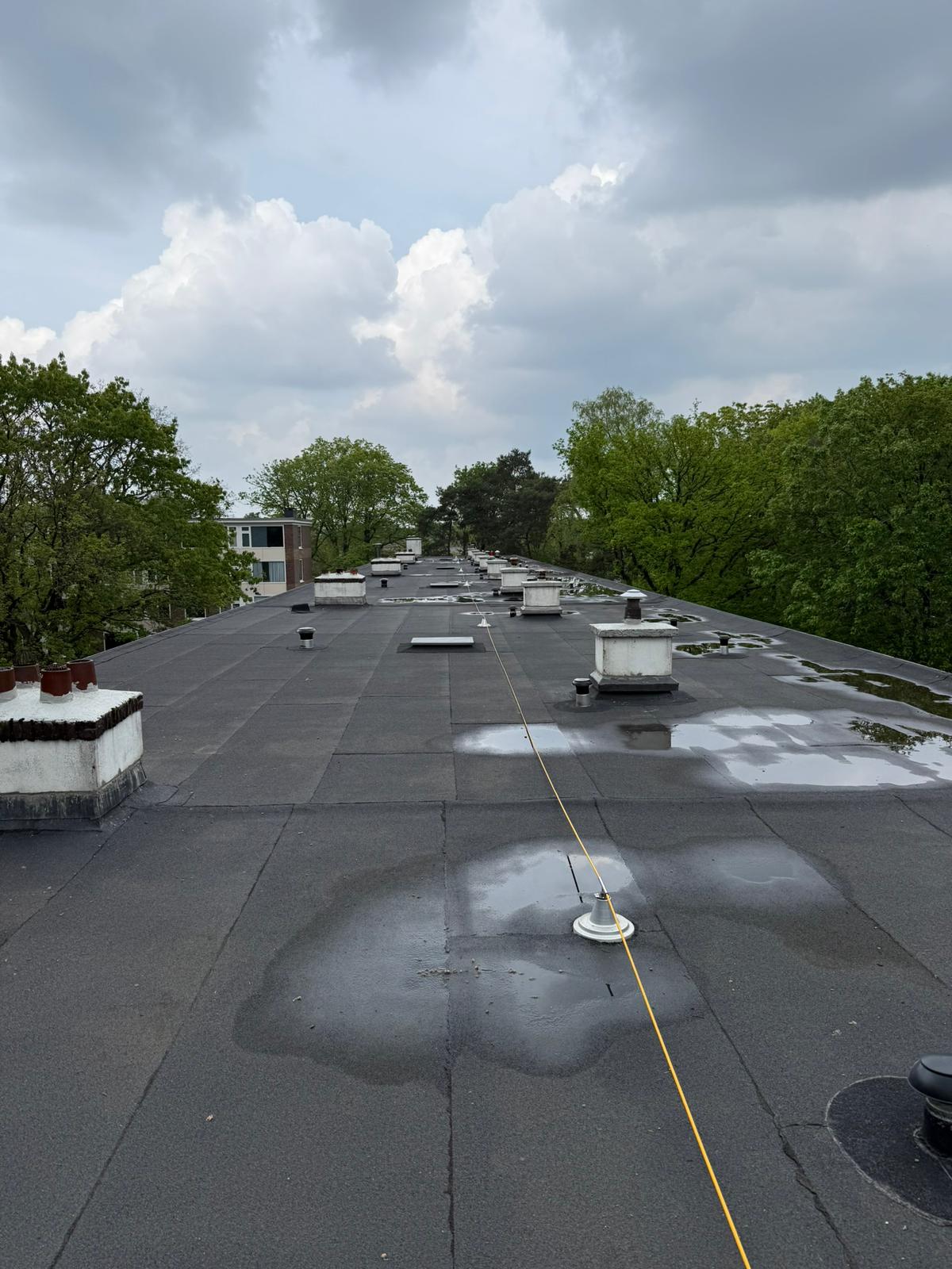 Detail van bitumen toplaag met aansluiting